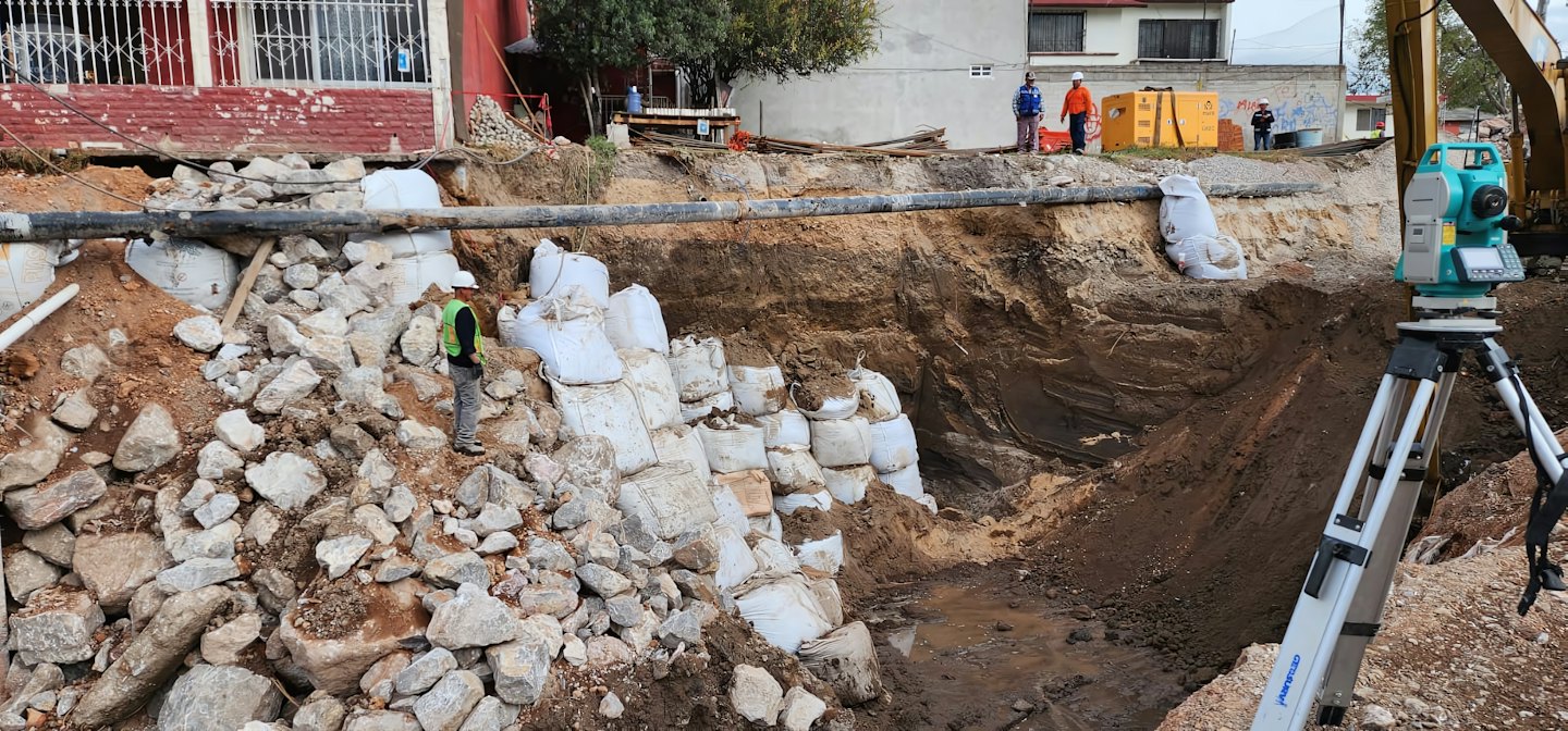 Arbeiter in Warnweste auf einer Baustelle.